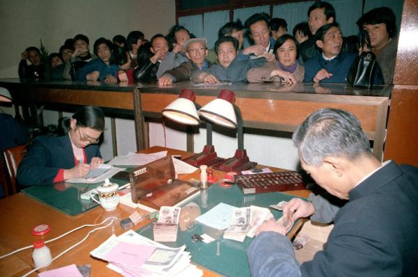 1986年9月，中国工商银行上海信托投资公司静安分公司开办代理股票买卖业务，开业第一天代理卖出飞乐音响公司和延中实业公司发行的股票1000多股。图/新华社发